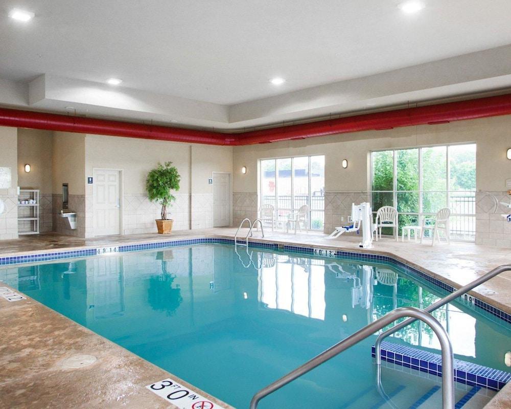 Holiday Inn Express & Suites Milwaukee Nw - Park Place By Ihg Eksteriør bilde