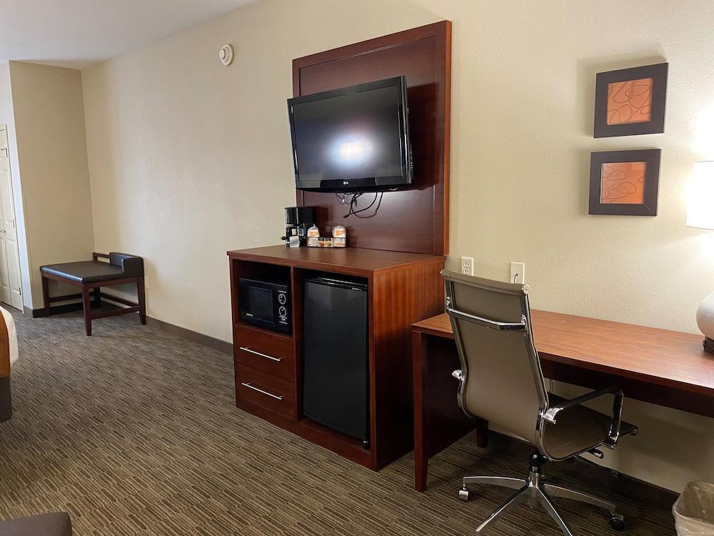 Holiday Inn Express & Suites Milwaukee Nw - Park Place By Ihg Eksteriør bilde