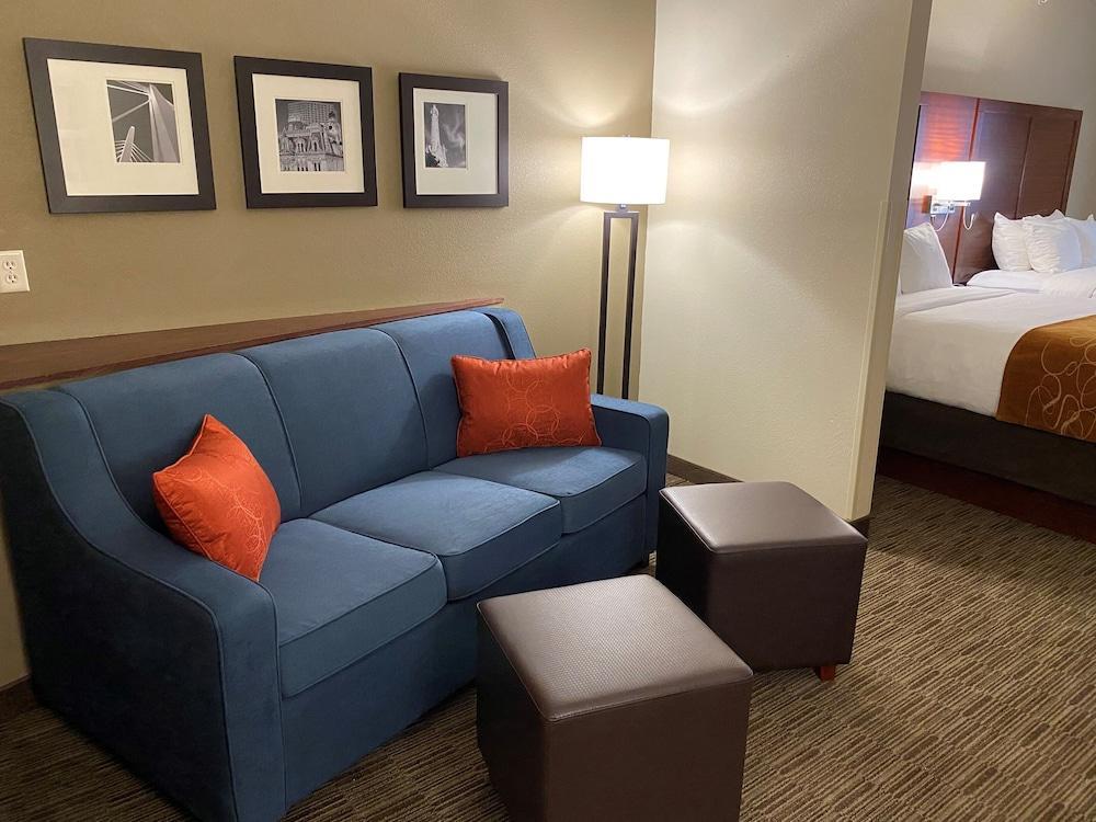 Holiday Inn Express & Suites Milwaukee Nw - Park Place By Ihg Eksteriør bilde