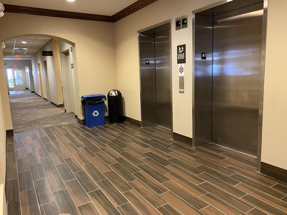 Holiday Inn Express & Suites Milwaukee Nw - Park Place By Ihg Eksteriør bilde