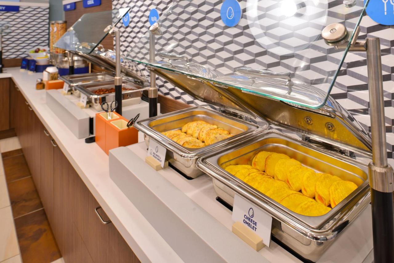 Holiday Inn Express & Suites Milwaukee Nw - Park Place By Ihg Eksteriør bilde