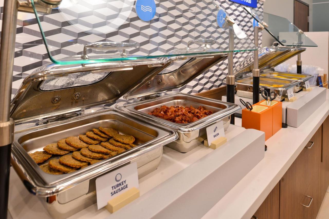 Holiday Inn Express & Suites Milwaukee Nw - Park Place By Ihg Eksteriør bilde