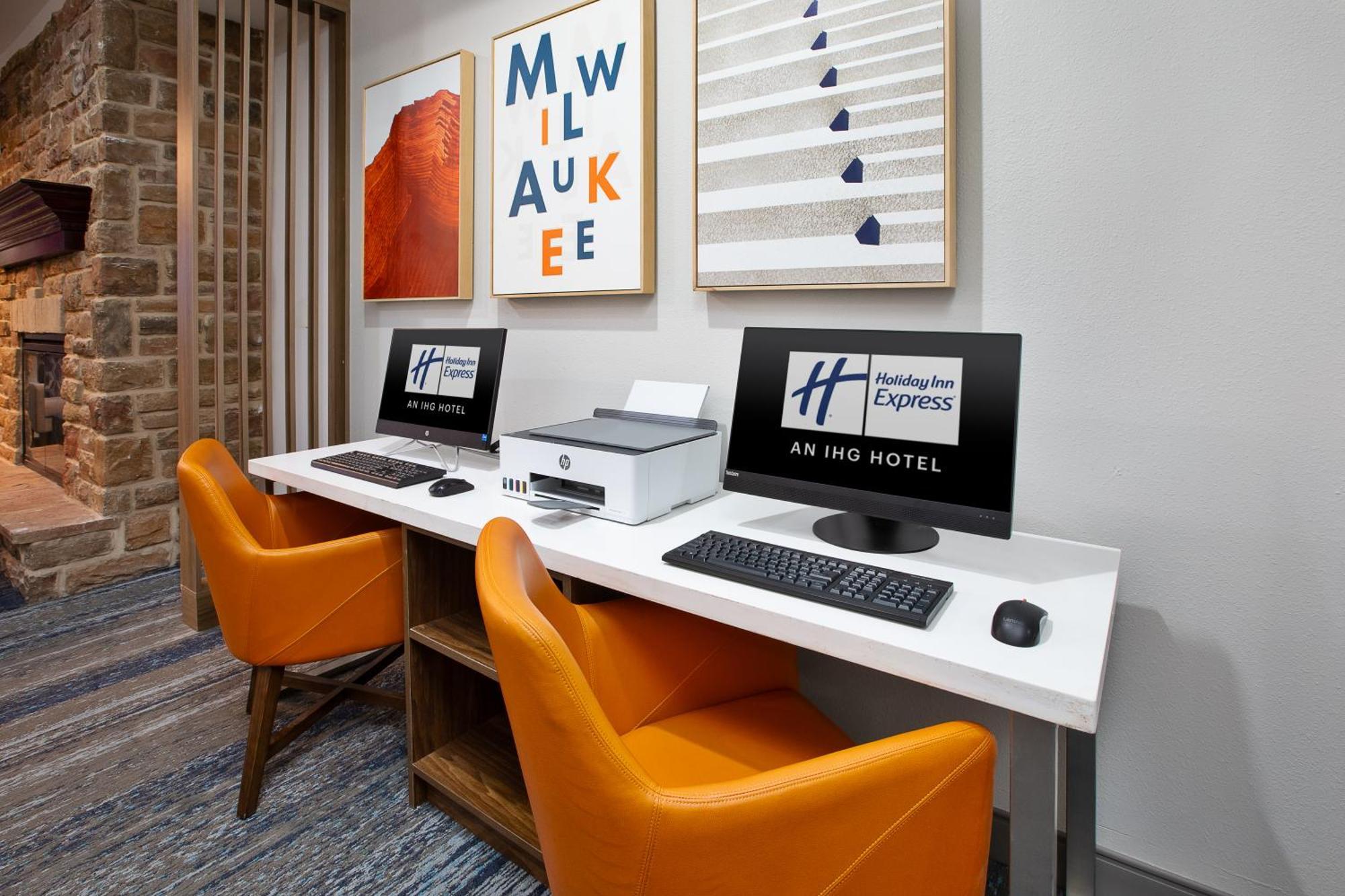 Holiday Inn Express & Suites Milwaukee Nw - Park Place By Ihg Eksteriør bilde
