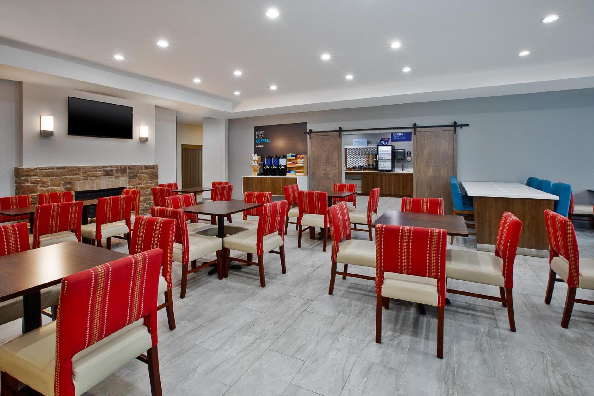 Holiday Inn Express & Suites Milwaukee Nw - Park Place By Ihg Eksteriør bilde