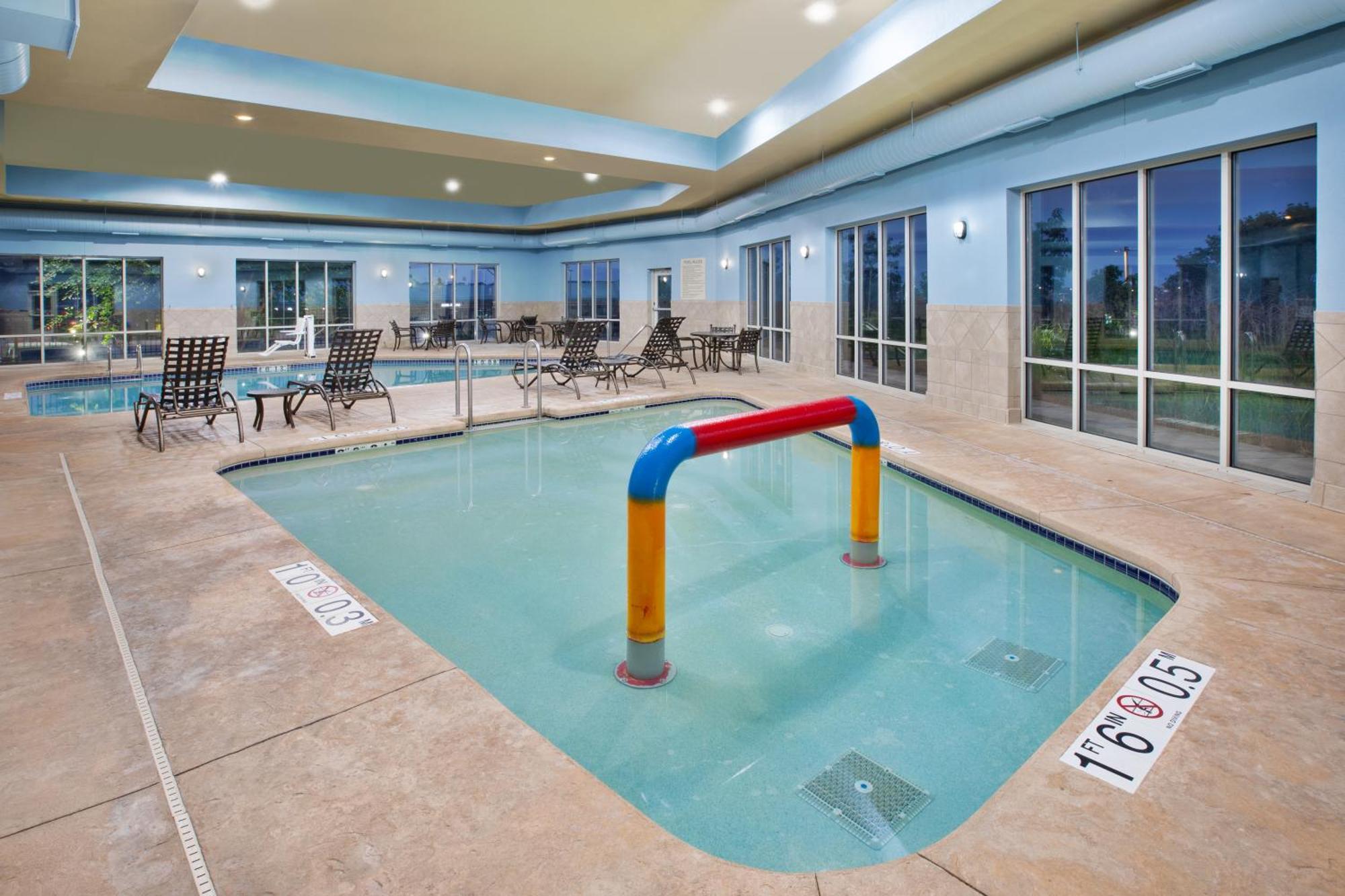 Holiday Inn Express & Suites Milwaukee Nw - Park Place By Ihg Eksteriør bilde