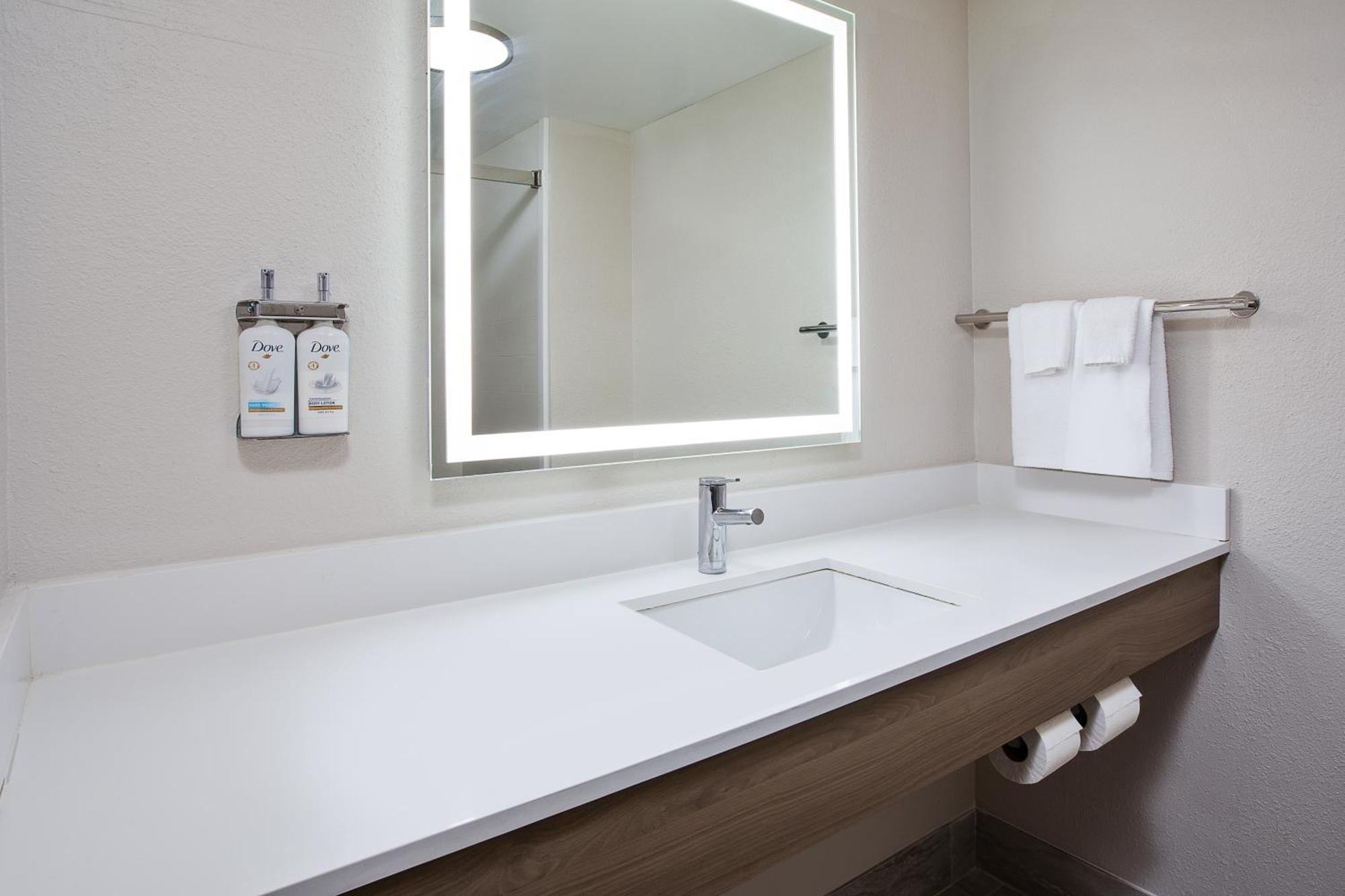 Holiday Inn Express & Suites Milwaukee Nw - Park Place By Ihg Eksteriør bilde