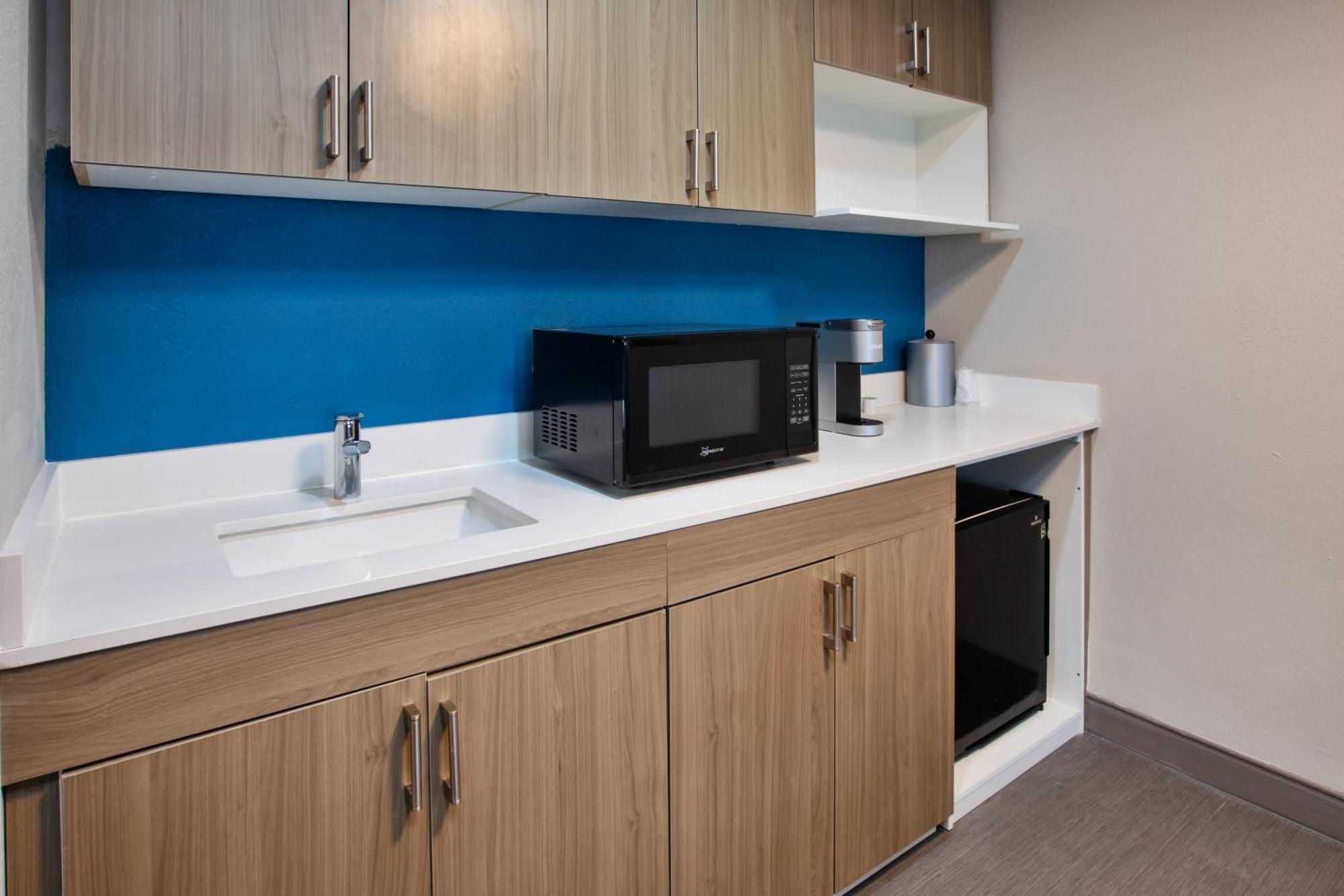 Holiday Inn Express & Suites Milwaukee Nw - Park Place By Ihg Eksteriør bilde
