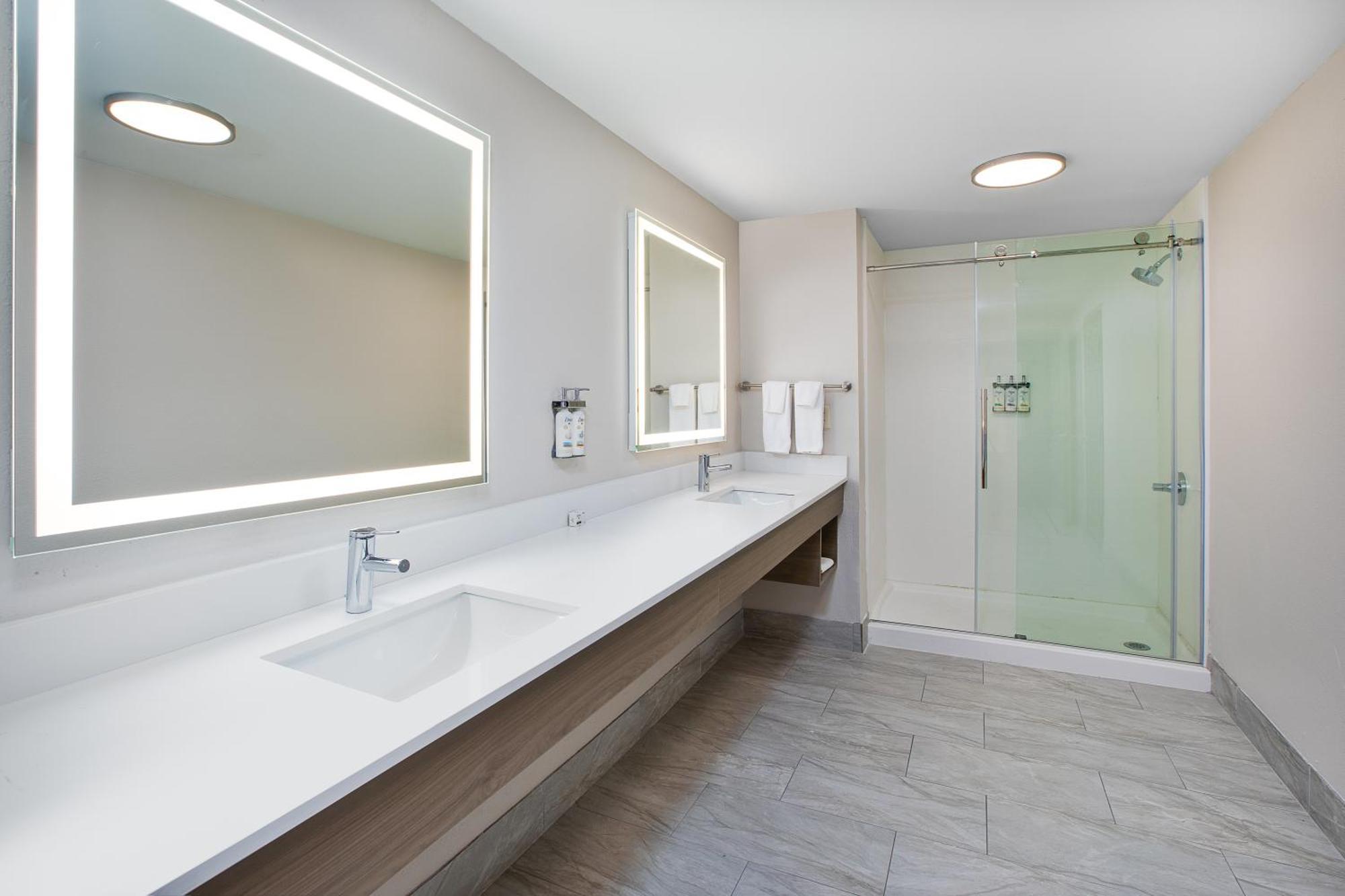 Holiday Inn Express & Suites Milwaukee Nw - Park Place By Ihg Eksteriør bilde