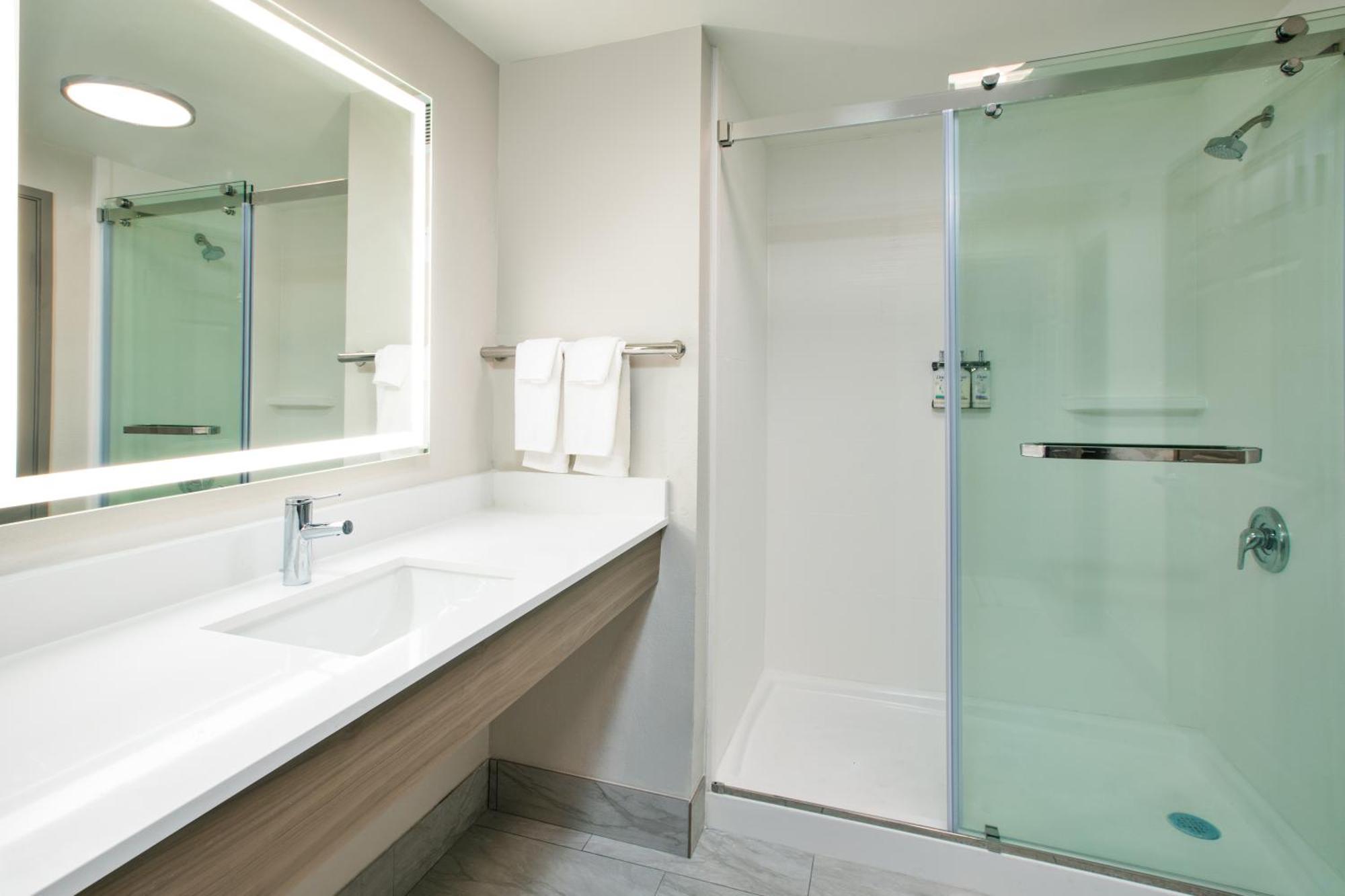 Holiday Inn Express & Suites Milwaukee Nw - Park Place By Ihg Eksteriør bilde