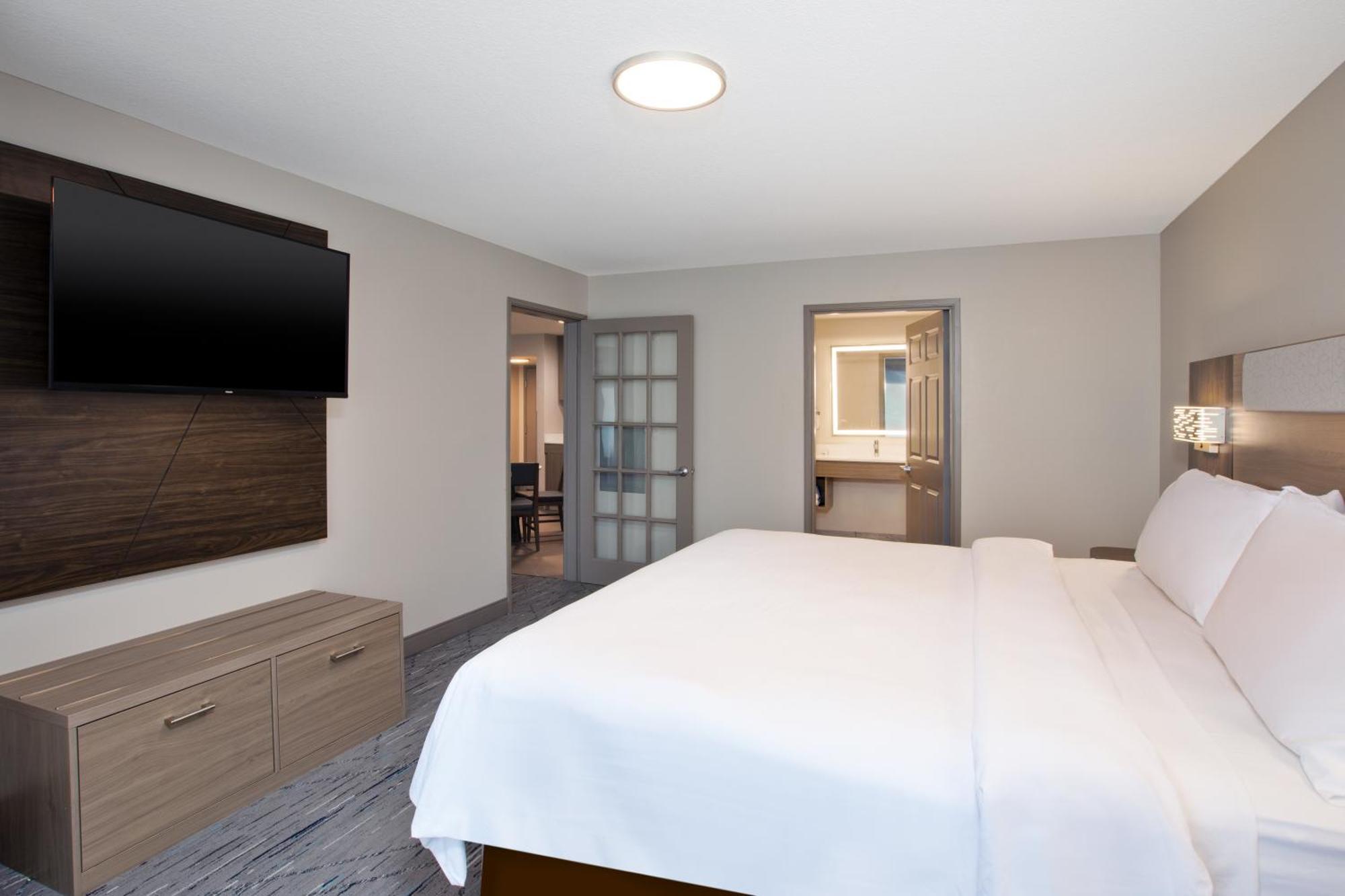 Holiday Inn Express & Suites Milwaukee Nw - Park Place By Ihg Eksteriør bilde