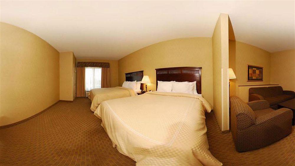 Holiday Inn Express & Suites Milwaukee Nw - Park Place By Ihg Eksteriør bilde