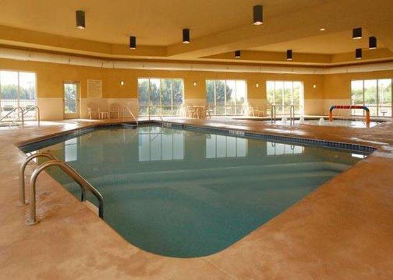 Holiday Inn Express & Suites Milwaukee Nw - Park Place By Ihg Eksteriør bilde