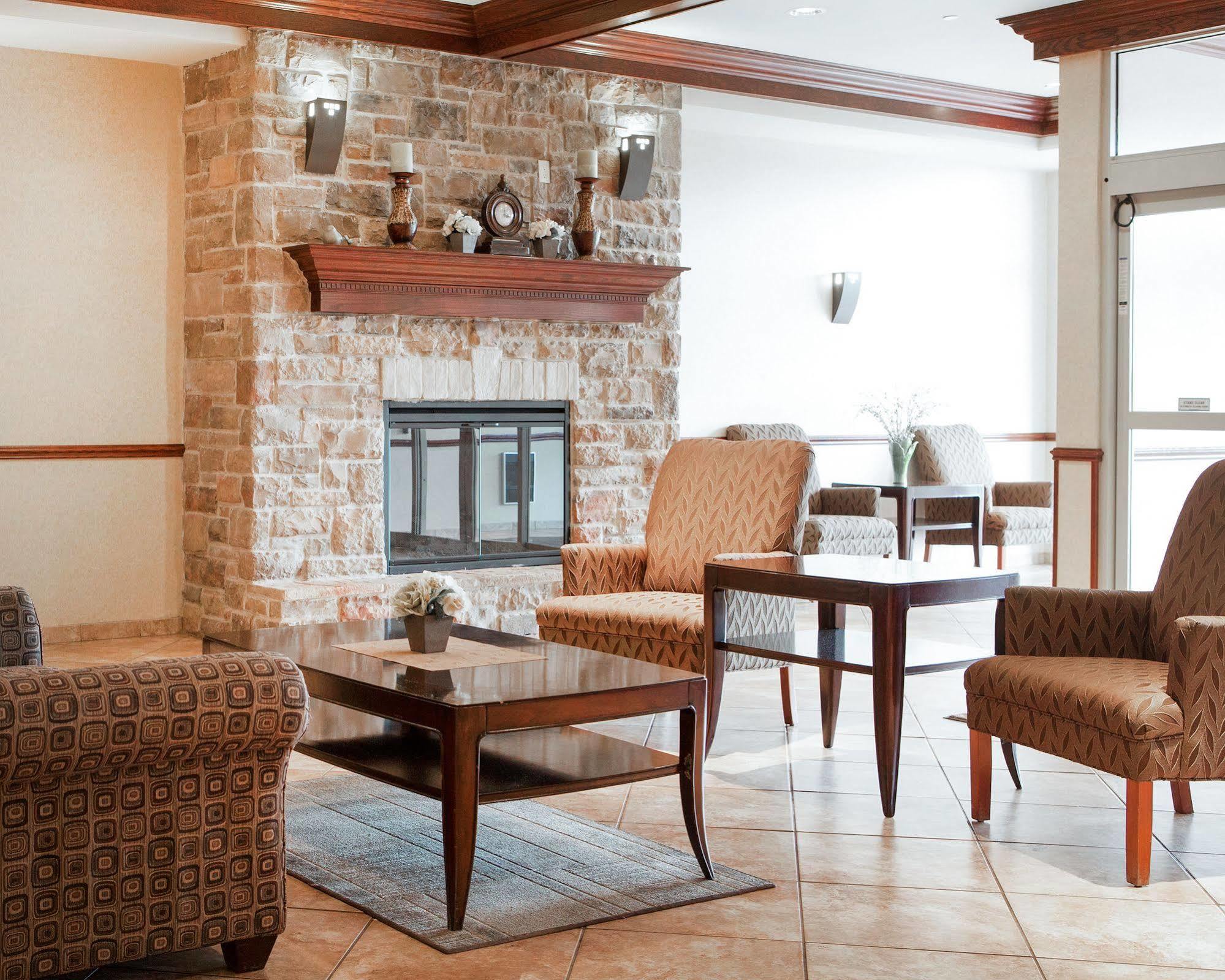 Holiday Inn Express & Suites Milwaukee Nw - Park Place By Ihg Eksteriør bilde