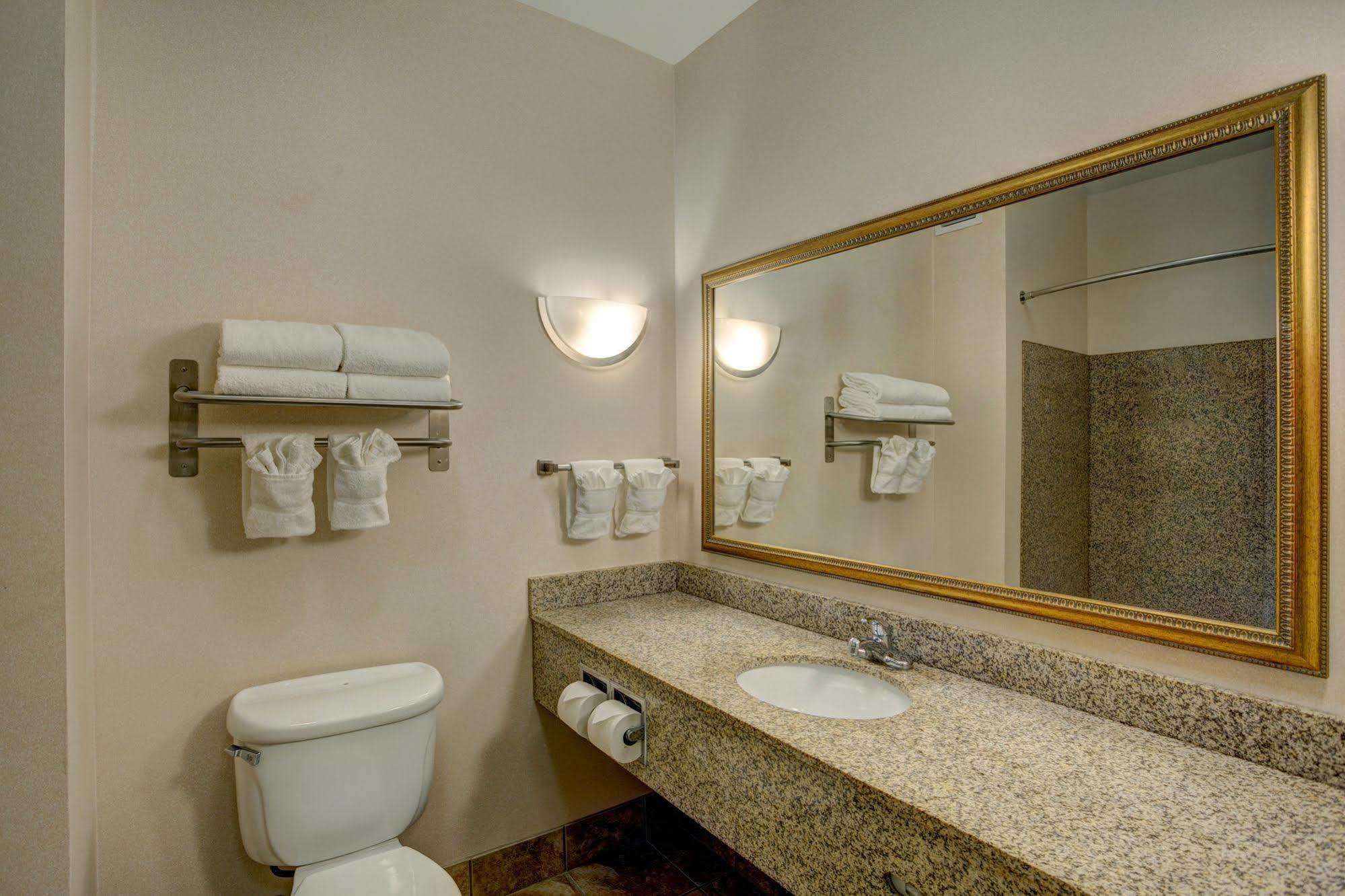 Holiday Inn Express & Suites Milwaukee Nw - Park Place By Ihg Eksteriør bilde